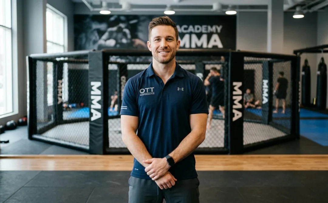 Portrait professionnel de Nicolas Ott, coach de MMA, posant avec assurance dans un gymnase moderne et épuré.
